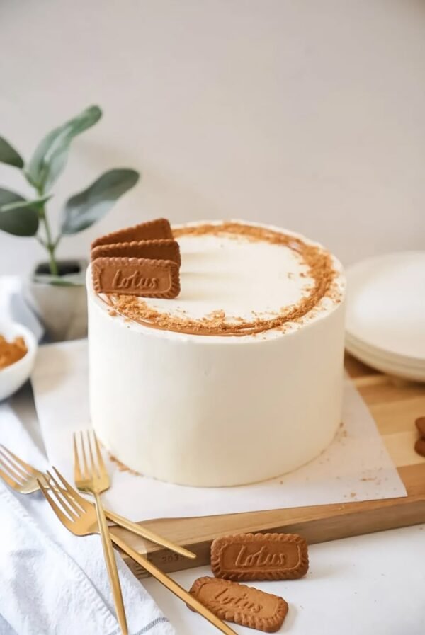 Lotus Biscoff Caramel Cake